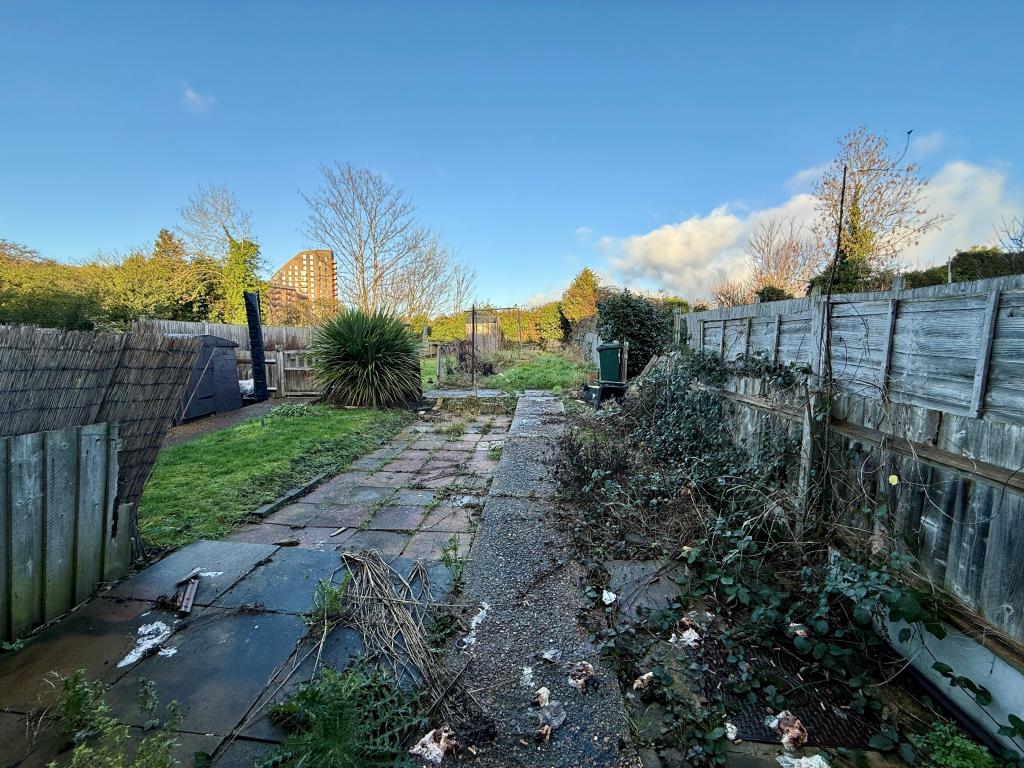 Lot: 144 - HOUSE IN NEED OF IMPROVEMENT - Garden to rear